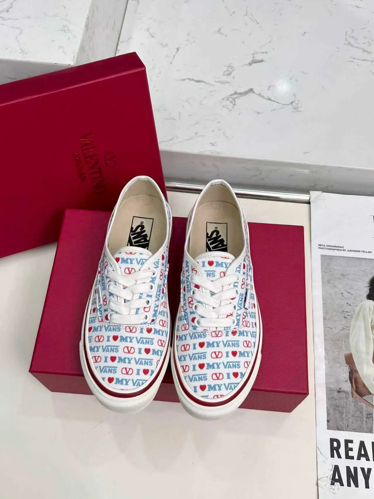 [Valentino Giving classic shoes a personality that spans the ages. Many celebrities - Jolin Tsai. Yang Zi. Liu Wen. Ma Baiquan. Choi Soobin. freen. Song Zuer. JJ Lin. zel. Cecilia Cheung. shark. Xin Yunlai...same style.
